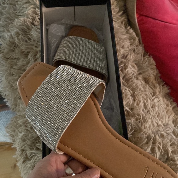 INC never worn / w box ..7 / fits like 71/2 - Picture 2 of 4